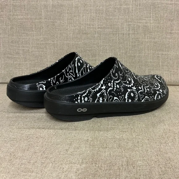 OOFOS Black Paisley-Print Slip-On Clogs - Picture 2 of 8